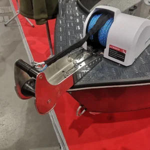 Rolka kotwiczna nierdzewna RKP305 zamontowana z winda trac lodka aluminiowa