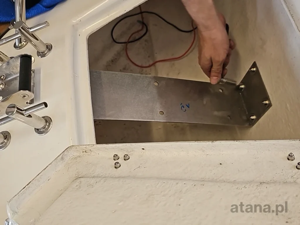 plyta pod wyciagarke kotwiczna zamontowana w komorze kotwicznej