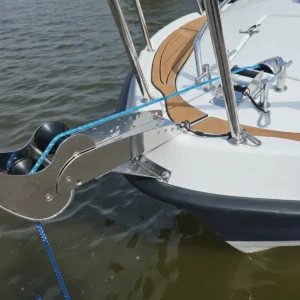 rolka prowadzaca do kotwicy RP110 zamontowana z wyciagarka na lodzi kabinowej