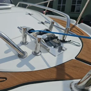 rolka prowadzaca lina lancuch RP110 do kotwicy zamontowana na jachcie