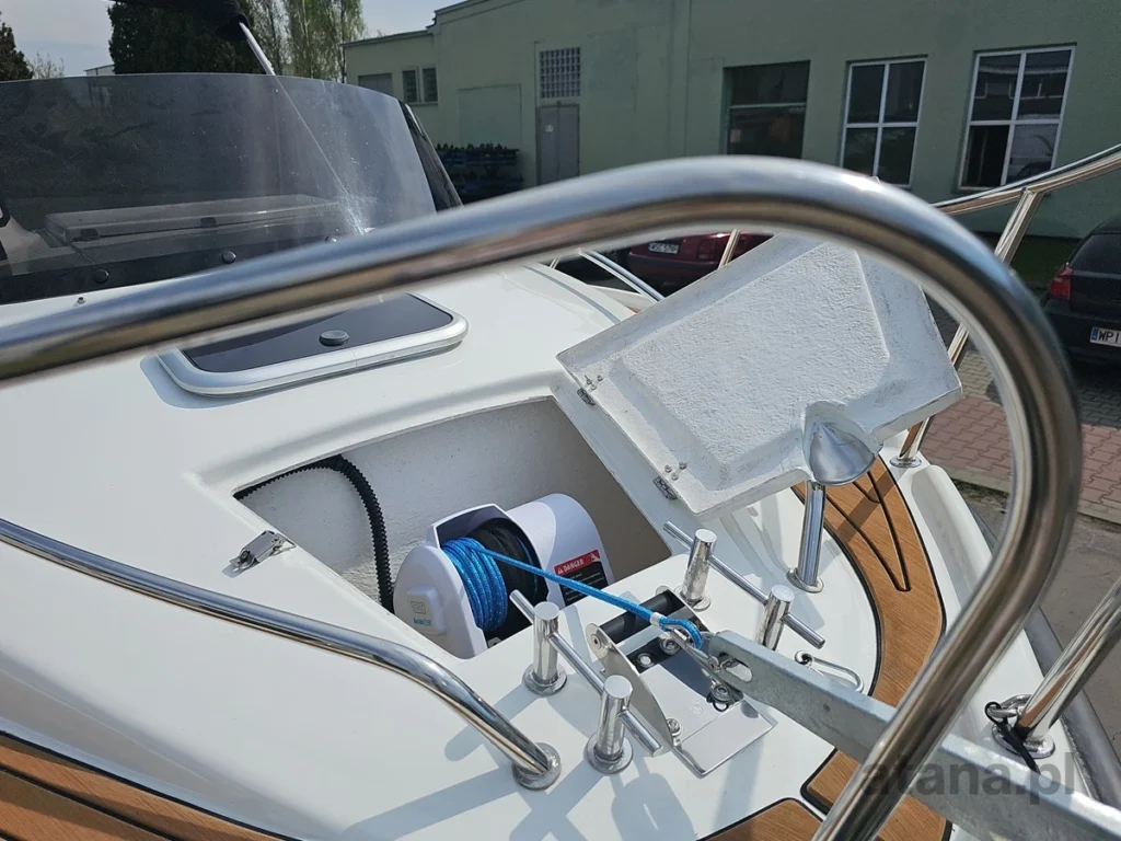 wyciagarka trac zamontowana w schowku kotwica bruce