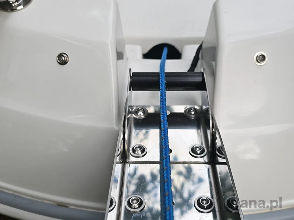 wyciagarka trac w schowku wyjscie liny rolka prowadzaca detal