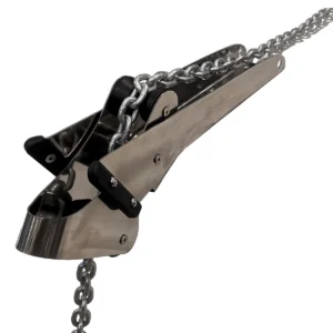 Rolka kotwiczna nierdzewna uchylna trac 69062 kotwica plugowa detal lancuch biale tlo