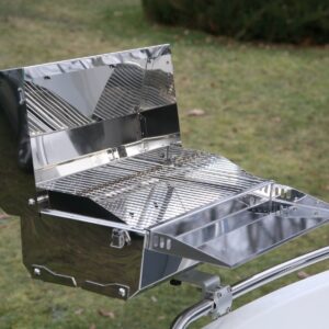 Kompaktowy grill węglowy na relingu jachtu