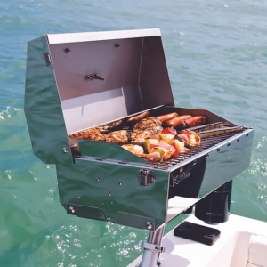 Grill Kuuma zamocowany w podstawie wędkarskiej – wygodne grillowanie