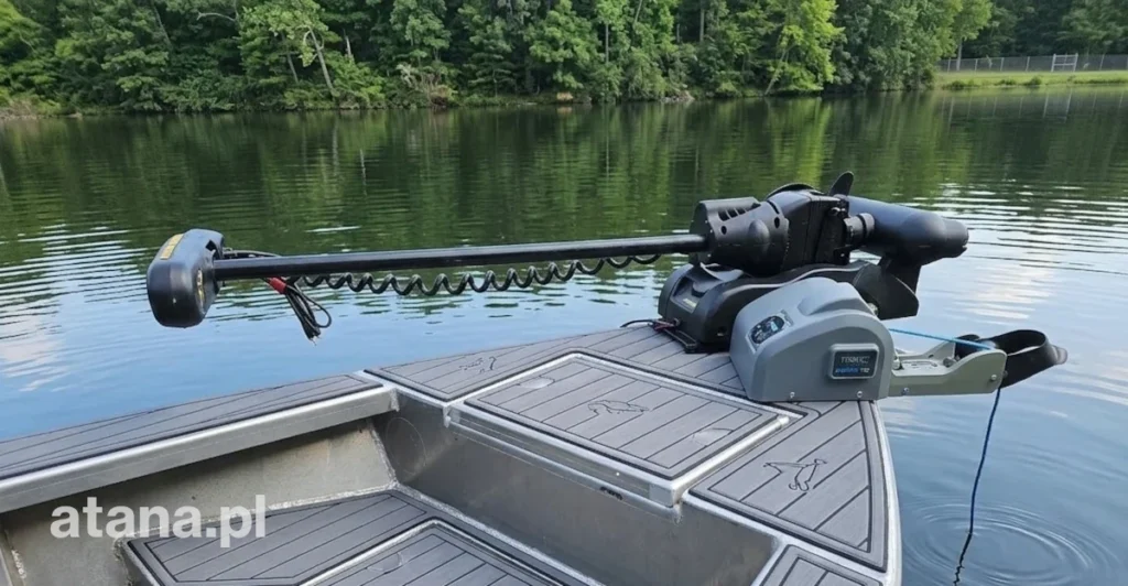 Elektryczna winda kotwiczna trac deckboat 40 zamontowana z silnikiem dziobowym