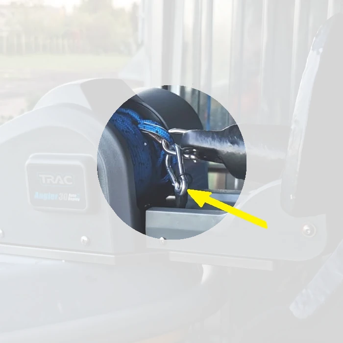 karabinczyk zabezpieczajacy kotwice podczas plywania